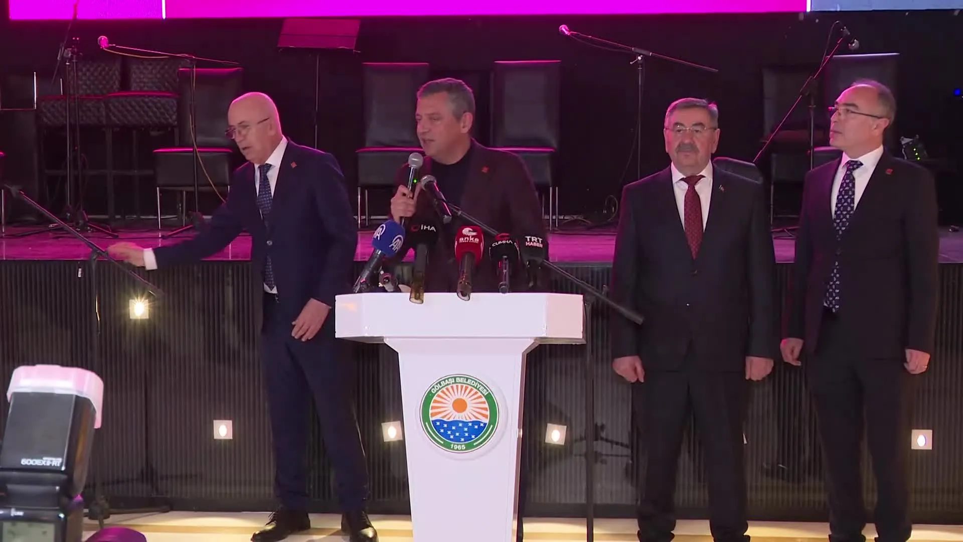 Özgür Özel: “Türkiye’yi derhal o masadan kalkmaya, İsrail’in yanında değil karşısında durmaya davet ediyoruz”